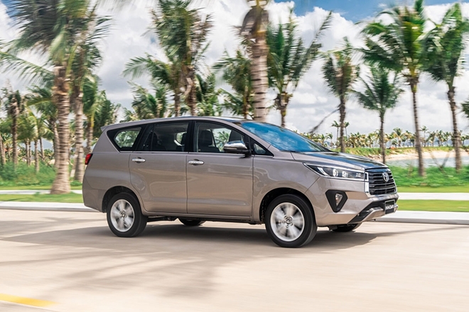 TOYOTA   INNOVA