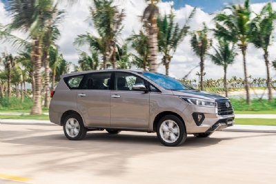 TOYOTA   INNOVA